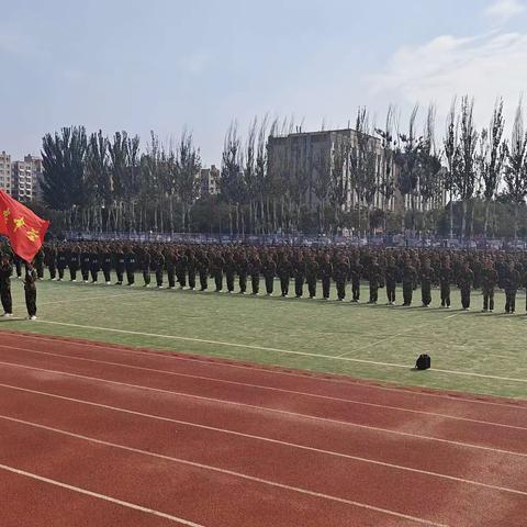 以军训之名，赴青春之约；军训军训，最闪亮的青春！