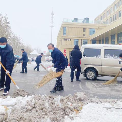 邱县人民医院组织开展“扫雪除冰暖人心”志愿服务活动