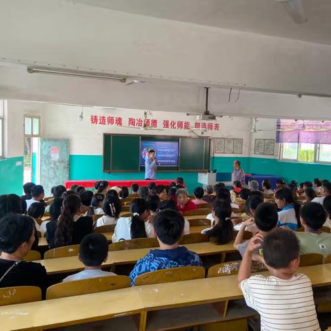 家校联手，让孩子更加茁壮成长——“新学期青少年心理健康辅导”家长会