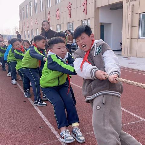 拔河比赛促团结 凝心聚力展风采——育华园学校四年级拔河比赛纪实