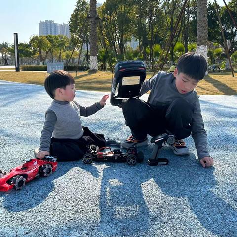 我和弟弟的赛车运动------温州实验湾小学 五（2）班  曹宇轩