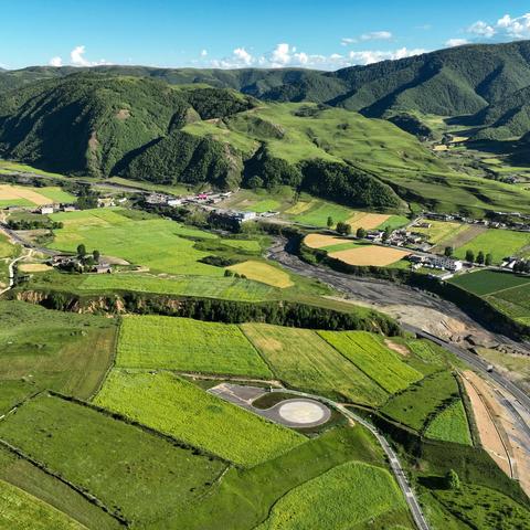 《百里青稞画廊》--甘孜藏族自治州的青稞熟了，丰收在望。从甘孜县的雅砻江两岸到炉霍鲜水河谷，美丽的藏家民居和金黄的青稞组成了一幅壮丽画卷，绵延百里。有“百里青稞画廊”之美誉。