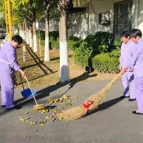 荷花路街道润华物业开展“金秋时节落叶黄 润华物业清扫忙”主题活动