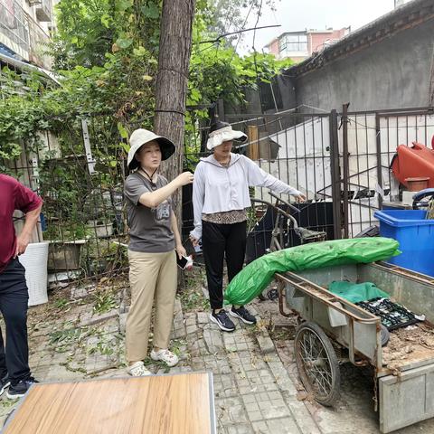 国家卫生城区复审工作，阜南社区周末持续清理社区卫生