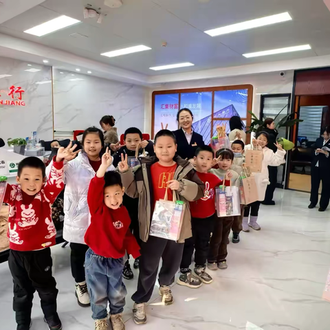 “小小储蓄家”养成记——新疆汇和银行奎屯第二党支部天北新区支行厅堂活动