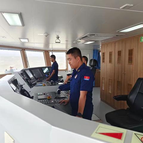 特勤大队消防船分队开展恶劣天气航行值班训练