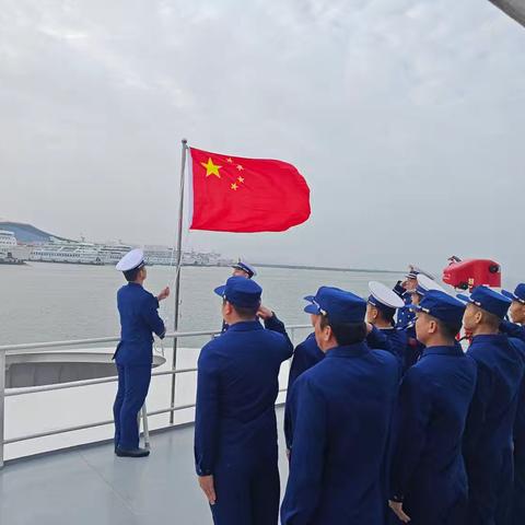 特勤大队消防船分队举行船舶升旗仪式