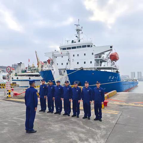 特勤大队消防船赴“绿源一号”新能源车辆运输专列开展实地调研学习