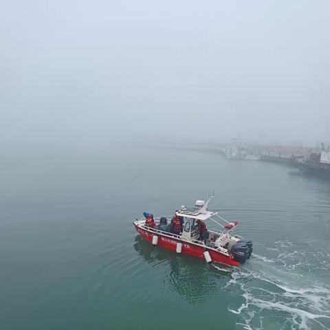 特勤大队消防船开展大雾天气专项训练