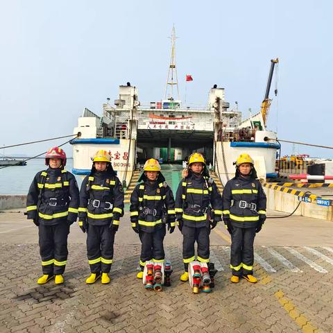 特勤大队消防船分队组织开展6000吨级客滚船熟悉演练工作