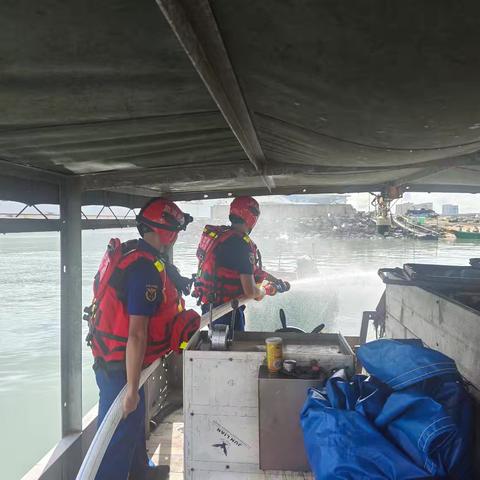 特勤大队消防船分队开展小型渔船灭火救援专项训练