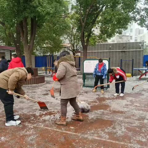 武汉市博学初级中学：雪后铲雪暖校园，师生同心护安全