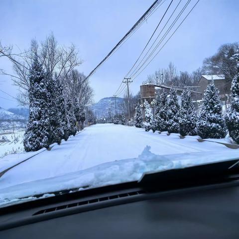 现在农业真辛苦、翻山越岭接员工，一路雪景好欣赏，山川秀丽雪景美。