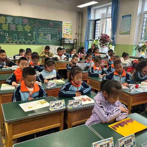 叶贴自然奇景，手粘科学妙趣——一石河子第三中学一年级科学叶画之旅
