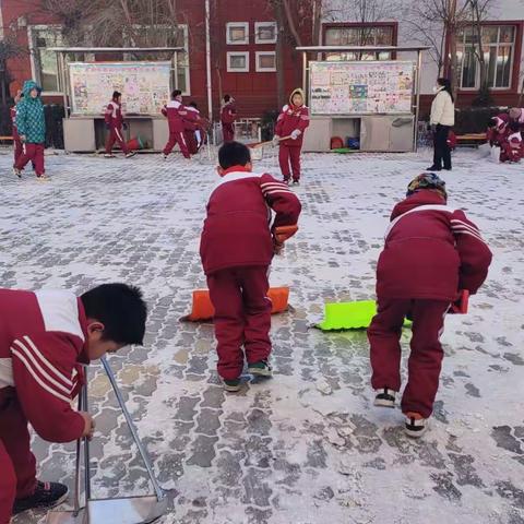 瑞雪纷飞，赏雪玩雪暖意浓，扫雪除冰情满校园——灵武市第四小学