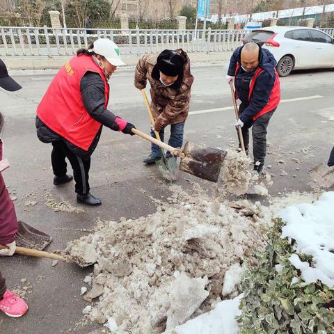 落实“门前五包”责任，全民扫雪除冰，守护居民“安全路”。