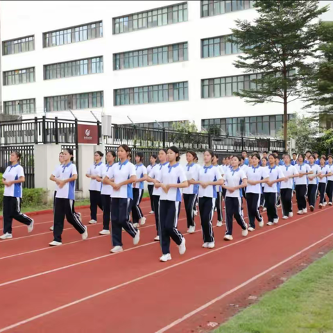 学军强体筑筋骨，少年英姿当凌云——深圳市艺术高中新生高一军训第7天记实