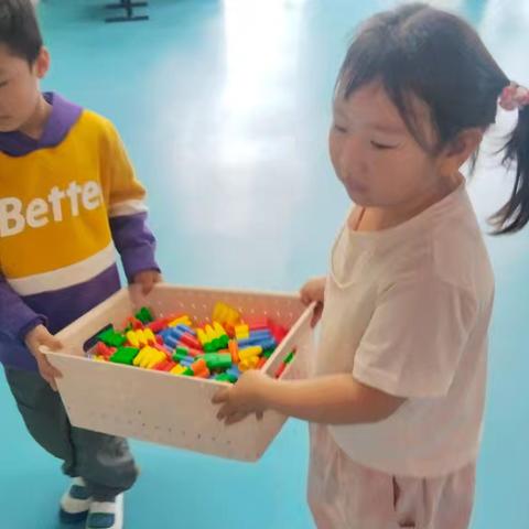 逸夫小学幼儿园中三班生活实践活动----《我给玩具洗澡澡》