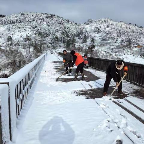 雪寒人心暖，干群携手抗寒冬