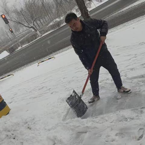 【蒙速办·呼宜办·帮办代办】	阿拉坦社区开展“清积雪 解民忧 暖人心” 	志愿服务活动