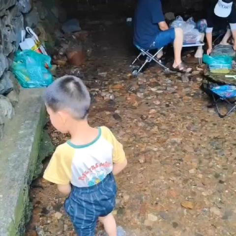 暑假出游温馨提示安全、健康、快乐同行2024年7月28日江东街道下傅村文化礼堂开展快乐星期天亲子游一天活动。