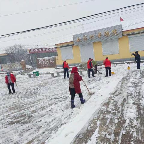 大雪纷飞，网格员进行暖心行动