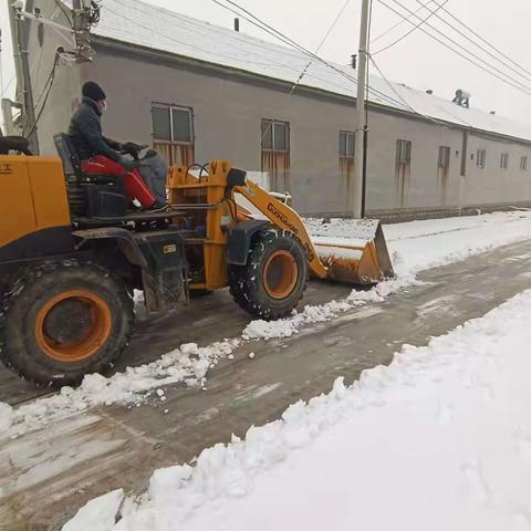 清理路面积雪，村民平安出行