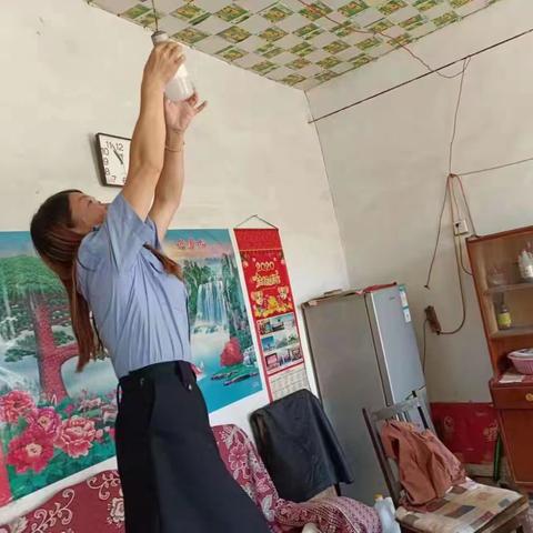 小事大爱暖民心----帮高龄老人换灯泡