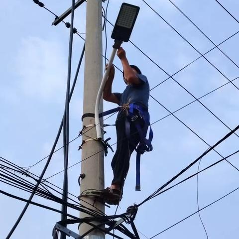 心系居民修路灯 为民服务暖人心