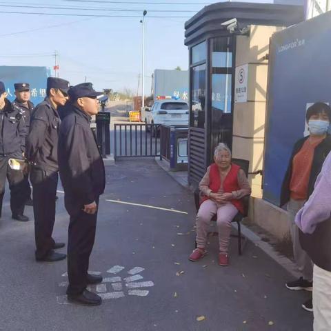 守望相助，送受伤老人回家