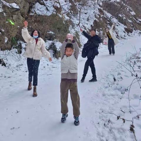 缤纷寒假旅游福，金龙翱翔闹新春