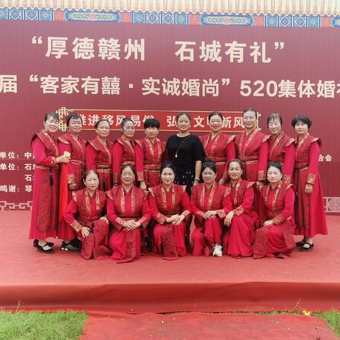 致语威风锣鼓队的姐妹们