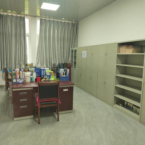 进行办公室卫生检查      助力文明校园创建