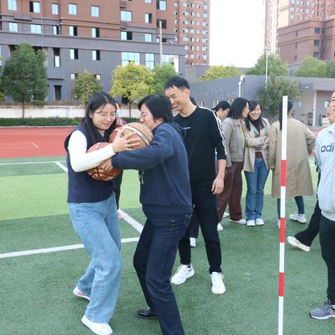 欢乐与竞技并存  合作中展现团队力量 ----郑州48中举办教职工趣味运动会
