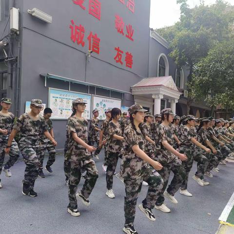 尊敬的老师和教官：在这段时间的军训中，您们为孩子付出了很多，让孩子们在身体和心灵上都得到了锻炼和成长