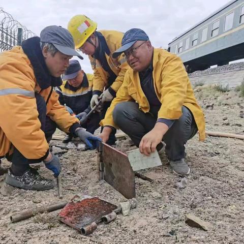 配砟车侧犁翼转角辅助刮砟器加制作