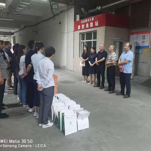 清凉慰问暖人心                                    凝心聚力鼓干劲