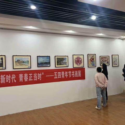 卢龙镇中学纪念“五四”运动参观“奋进新时代 青春正当时”主题书画展