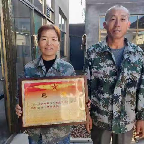 中秋送喜报，情暖军属心