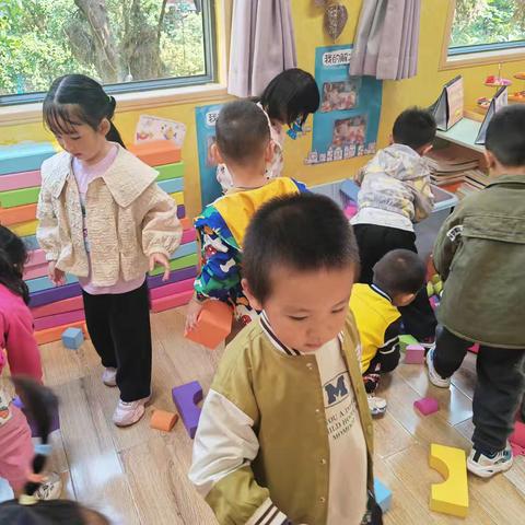 盘龙区东华幼儿园2024年春季学期第十三周幼儿活动观察记录（小三班李玲）