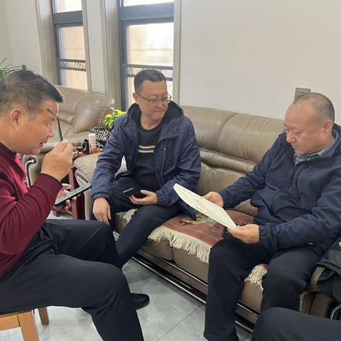 延安市硬笔书法家协会暨三会一院（社）在延安新区鼎盛豪庭张海主席的会议室举行金秋雅集盛会。