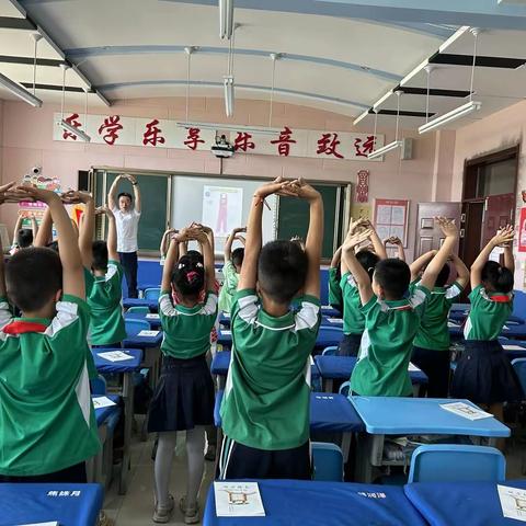 龙口市实验小学2022级12班家长进课堂之学习八段锦