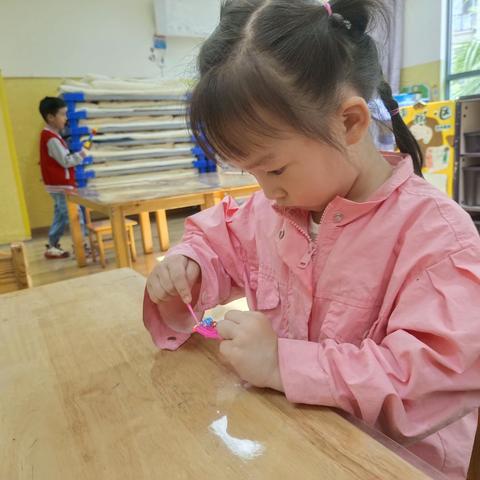 盘龙区东华幼儿园2024年春季学期第九周幼儿活动观察记录（中二班徐艺文）