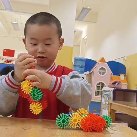 盘龙区东华幼儿园2024年春季学期第十三周幼儿活动观察记录（中二班徐艺文）