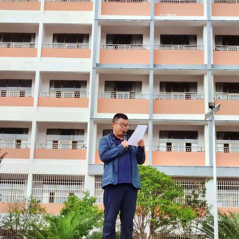 以奖促学，激励奋进 ——富源县第八中学高二年级开展优秀学生表彰活动