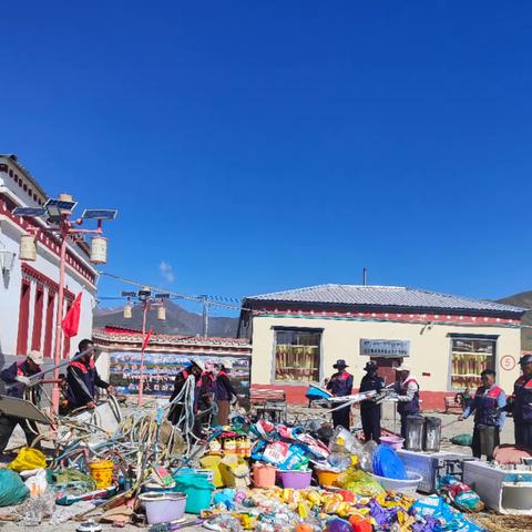 治多县感恩敬老院清理垃圾