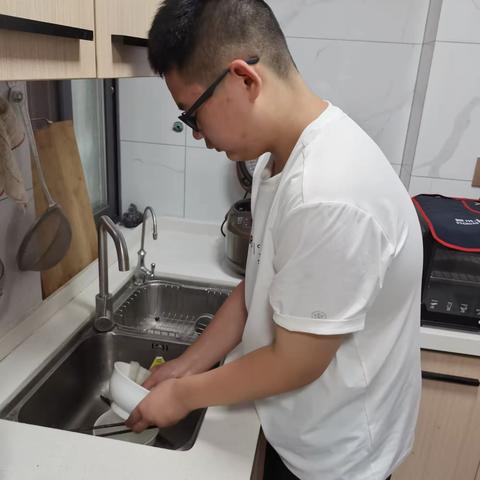 家务劳动，我能行（汪子轩）