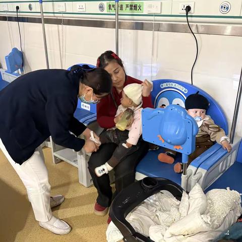 急诊守护 温情相伴：护士暖心护航患儿输液全程