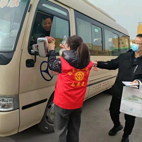 县总工会干部职工开展“传承雷锋精神 关爱一线劳动者”志愿服务活动