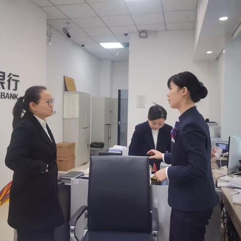 市办领导深入基层网点，开展安全检查